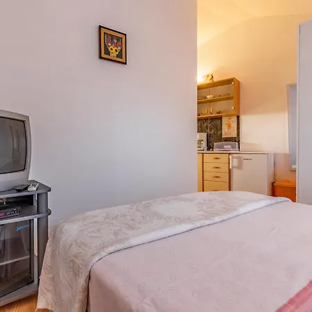 1 Bedroom Awesome In Apartment